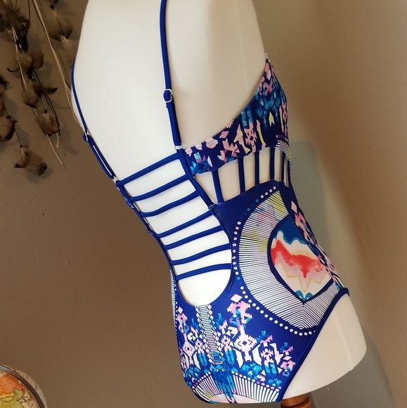 Cut-Out One Piece - Picture 3 of 4